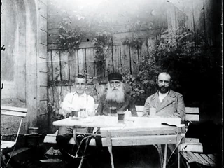 Oskar Kon (z prawej) miał być rabinem, został potężnym fabrykantem. Na zdjęciu z 1915 roku z ojcem Lewim i bratem, którego imienia nie znamy 