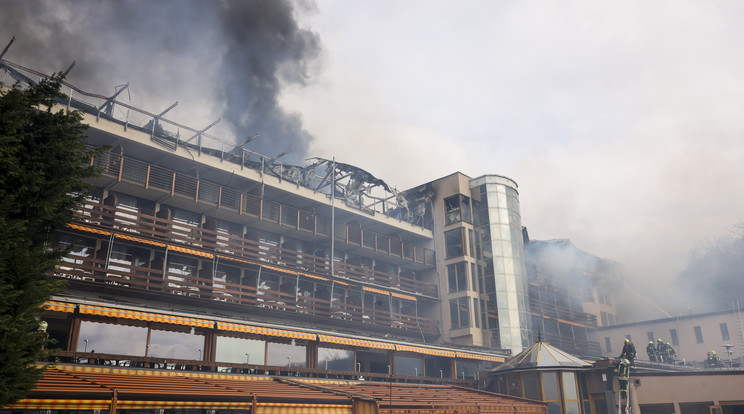 Tűzoltók oltják a kigyulladt visegrádi Hotel Silvanus épületét 2024. március 9-én. A hotel felső szintje teljes terjedelmében kiégett, a vendégek elhagyták az épületet/Fotó: MTI/Hegedüs Róbert
