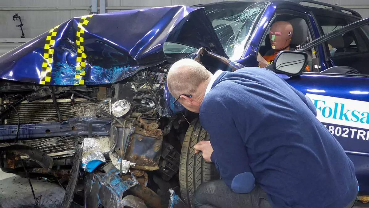 Jak rdza osłabia auto? Crashtest skorodowanego auta