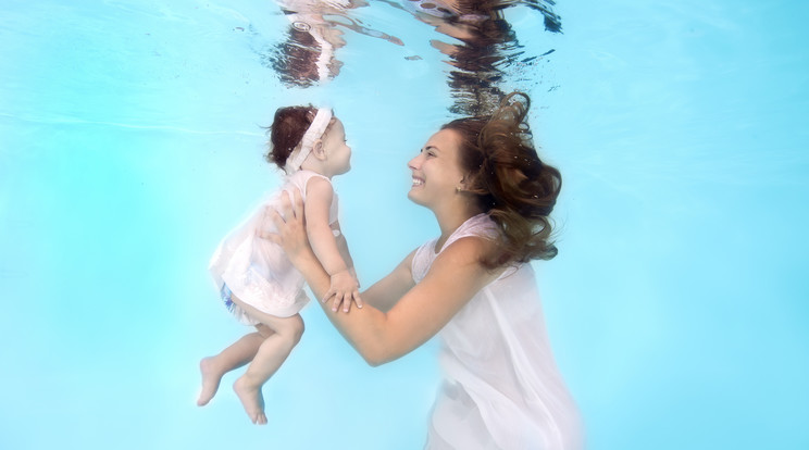Mama baba vízben fotózva / Fotó: Northfoto