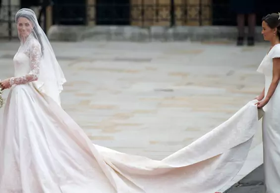 Najpiękniejsze suknie ślubne księżniczek. Pamiętasz kreacje Kate Middleton, Eugenii i Beatrycze?