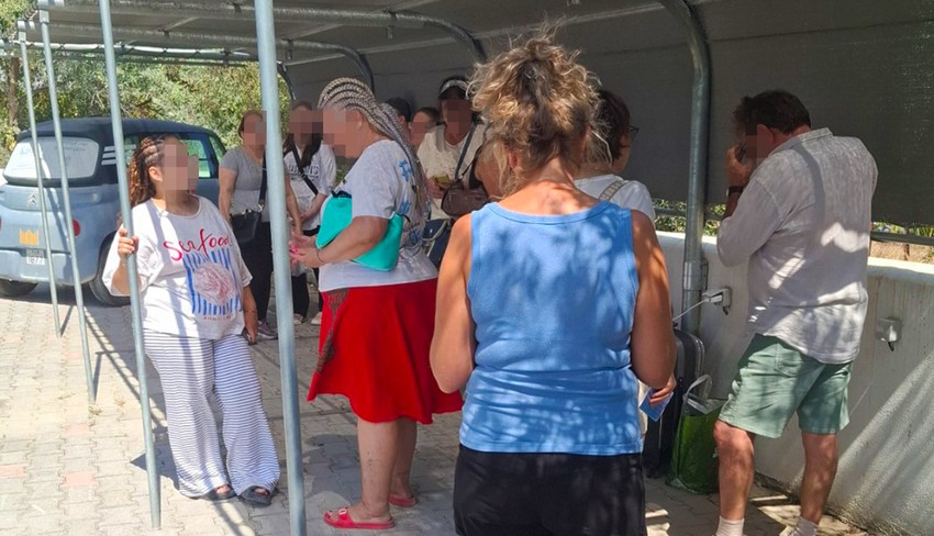 Srpski turisti traže zaklon od sunca dok čekaju rešenje