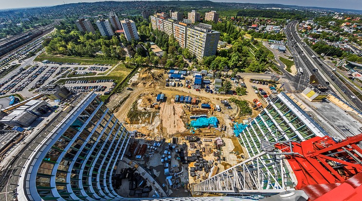 Rizsavi Tamás egy 50 méter magas daruból fotózta az építkezést 