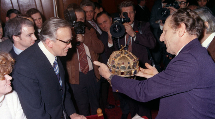 Victor Covey, az amerikai
Nemzeti Galéria vezetője
adta át a koronát Fülep Ferencnek, a Nemzeti Múzeum főigazgatójának /Fotó: MTI ARCHÍV - Fényes Tamás