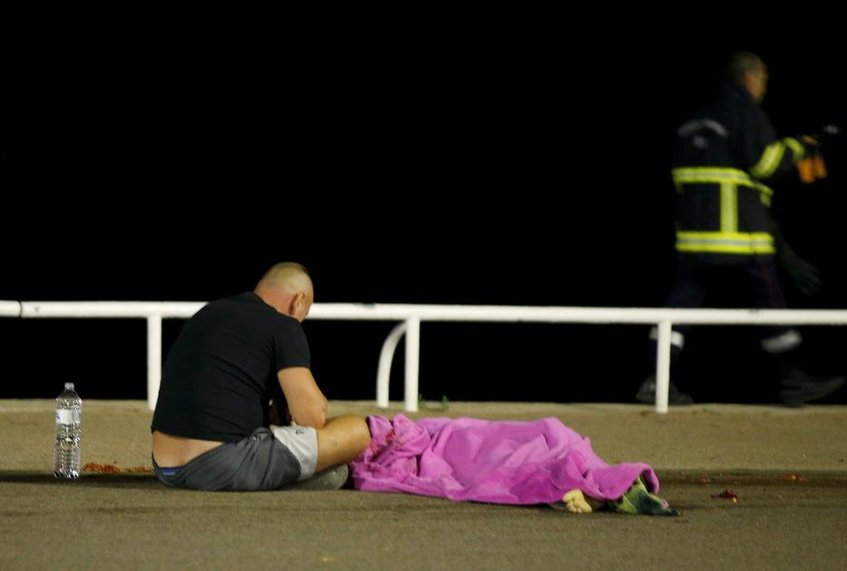 Az apa gyermekét gyászolja / Fotó: Reuters