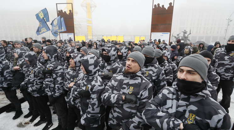 Ukrán nacionalisták tüntetnek a kijevi elnöki hivatal előtt, azt követően, hogy Petro Porosenko ukrán elnök  60 napos hadiállapot bevezetését tanácsolta / Fotó: MTI EPA/Szerhij Dolzsenko