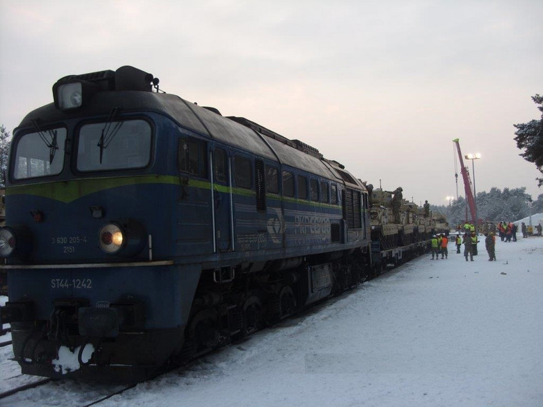 Rozładunek czołgów przy pomocy dźwigów PKP Cargo Connect