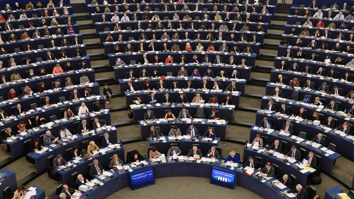 Polscy eurodeputowani poparli nowy wieloletni budżet UE podczas dzisiejszego głosowania w PE, bez względu na przynależność partyjną. Jednak PiS i Solidarna Polska uważają, że polski rząd źle negocjował unijny budżet.