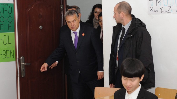 Orbán Viktor egy pekingi iskolában /Fotó: MTI