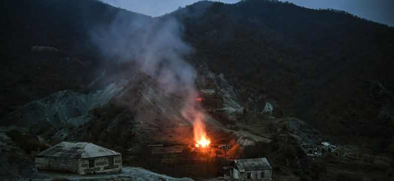 Ormianie podpalają swoje wioski i swoje domy. Wojciech Jagielski: Widok jest przejmujący. Tak żegnają dotychczasowe życie [ZDJĘCIA]