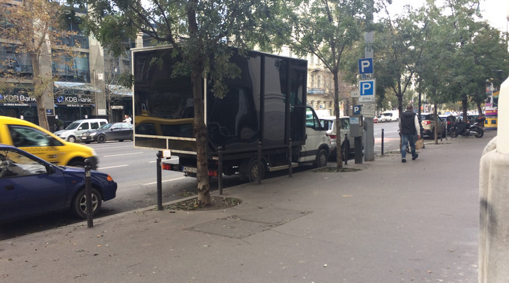 A fekete plexidobozos teherautó hátulján papír
figyelmezteti a járókelőket arra, hogy a kocsiban
filmet vesznek fel