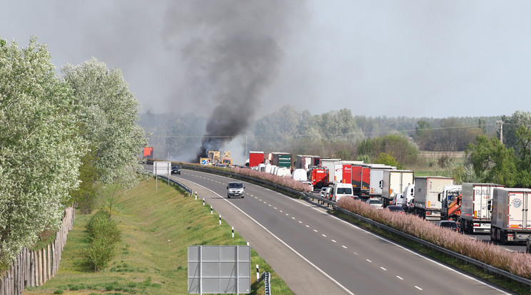 Kigyulladt egy kamion az M5-ös autópályán /Fotó: Zsolnai Péter