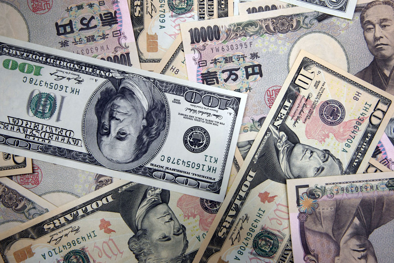 Banknoty japońśkiego jena i amerykańskiego dolara