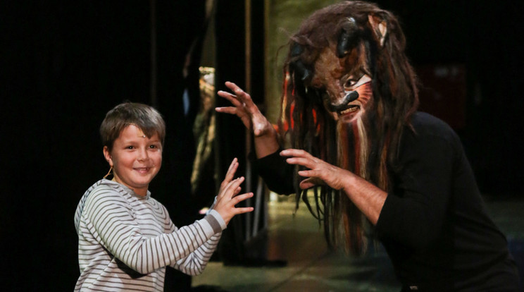 Homonnay Zsolt (jobbra, 
maszkban) kisfia, Bulcsú 
is szerepel a darabban, 
szigorú feltételek mellett