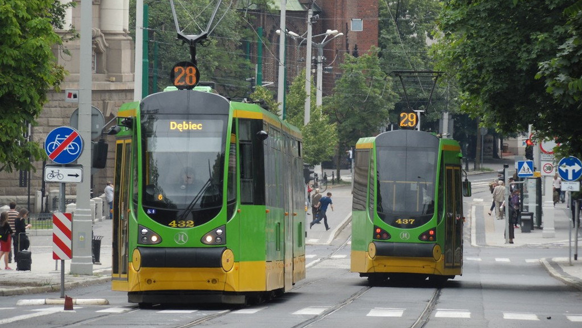 Od soboty tramwaje znów dojeżdżają na Dębiec. Niestety to jedyna dobra wiadomość. Rozpoczął się remont torowiska na ul. Pułaskiego oraz na Strzeleckiej, gdzie budowane będą również przystanki wiedeńskie. Równocześnie rozpoczęto drugi etap modernizacji ulicy Dąbrowskiego.