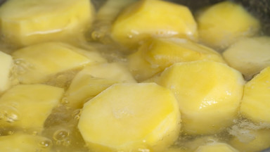 Ziemniaki w mikrofalówce ugotujesz w mniej niż 10 minut. Ten sposób to hit