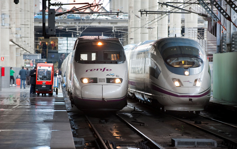 Po lewej lokomotywa szybkich kolei AVE marki Alstom, po prawej marki Siemens, hiszpańskiej sieci kolejowej RENFE na stacji Madryt-Atocha. Fot. Bloomberg.