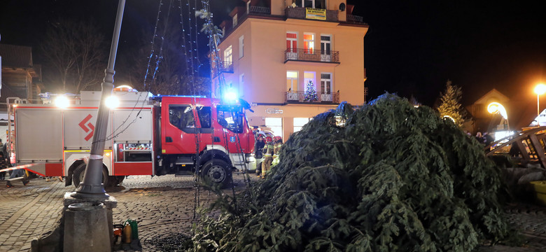 Zakopane: wszczęto dochodzenie po przewróceniu się choinki na Krupówkach