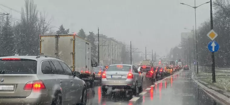 IMGW ostrzega przed trudnymi warunkami. Sprawdź, gdzie uważać na trasie