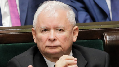 Czy Jarosław Kaczyński znał ludzi ze zdjęcia z czerwonymi kokardami?