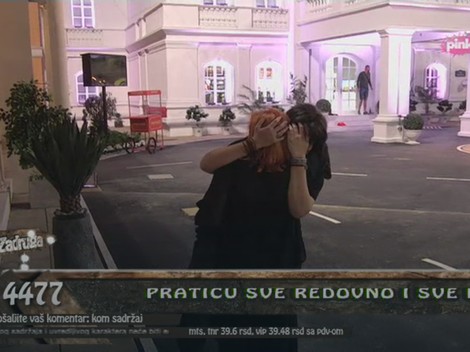 Viktorija grli ćerku