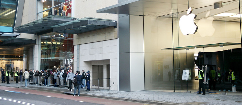 Kolejka klientów czeka na wejście do sklepu Apple Store w Bondi Junction w Sydney