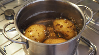 Do wody z gotowanych ziemniaków włóż srebrną biżuterię. Co się stanie po 30 minutach? Warto wiedzieć!