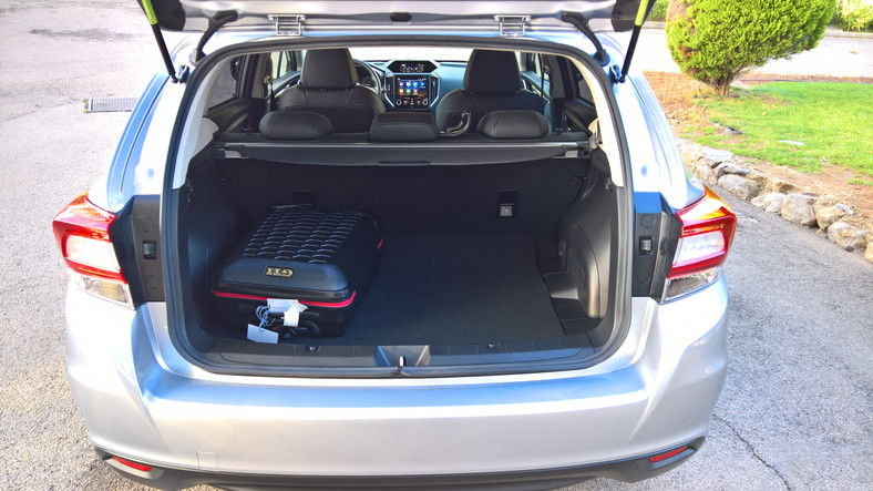 Bagażnik o pojemności 384 l. Pod spodem miejsce na drobiazgi i zestaw naprawczy. Subaru Impreza