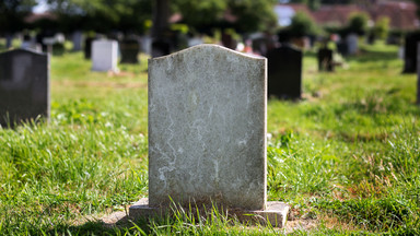 Tysiące tabliczek "grób do likwidacji" na cmentarzach. Ludzie oburzeni