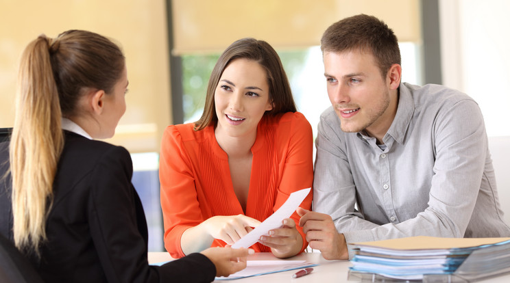 Alacsony jövedelem esetén adóstárs vagy kezes bevonását is kérheti a bank  /Fotó: Shutterstock