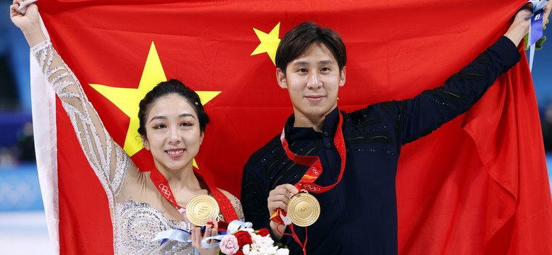 Pekin 2022: zwycięstwo chińskich łyżwiarzy figurowych w konkurencji par sportowych