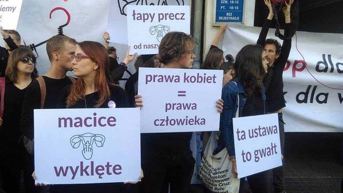 Kobiety nie składają parasolek w Poznaniu - 24 października zachęcają do udziału w kolejnym proteście na placu Adama Mickiewicza. Tym razem za demonstracją stoją osoby, które spotkały się na poprzednim "czarnym proteście" i chcą dać rządowi następną czerwoną kartkę. - Nie godzimy się na to, w jakim kierunku obecnie zmierza państwo - mówi Onetowi Katarzyna Owsianna, jedna z organizatorek.