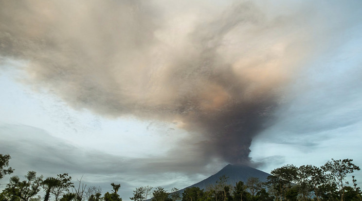  Hamu- és gőzfelhő lövellt ki Bali szigetén is az Agung-hegy tűzhányójából /Fotó: MTI