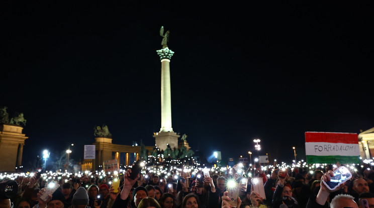 Több tízezren gyűltek össze tegnap este a Hősök terén / Fotó: Zsolnai Péter