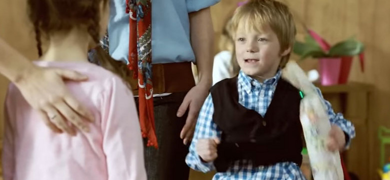 Flaszeczka od pięciolatka, czyli jak reklama wykorzystuje dzieci w "dorosłych" przekazach