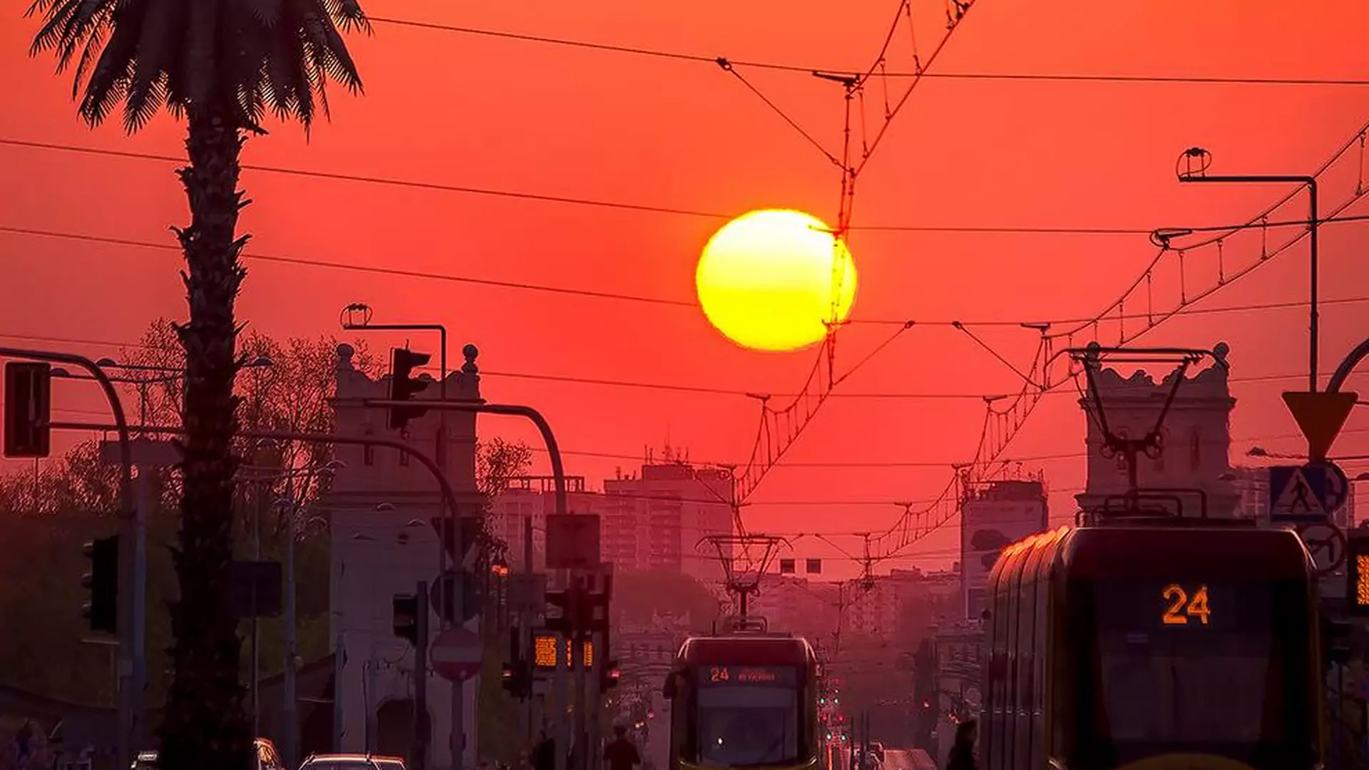 "Wygląda jak Egipt". Internauci z całego świata zajarani fotką warszawskiego wschodu słońca