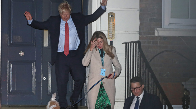 Boris Johnson az élettársa, Carrie Symonds és a kutyájuk, Dilyn társaságában távozik a párt londoni székházából az előrehozott brit parlamenti választások másnapjának hajnalán / Fotó: MTI AP/Thanászisz Sztavrakisz