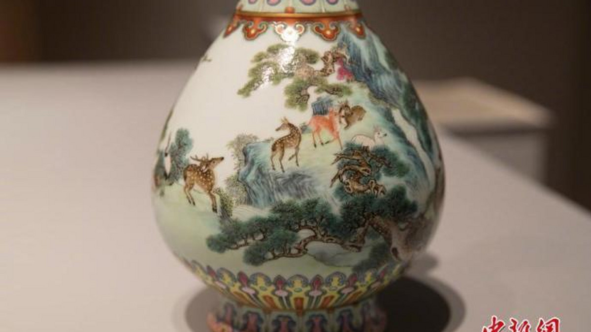 Wyjątkowo rzadką chińską wazę o bogatej dekoracji malarskiej z cesarskiej manufaktury w Jingdezhen z czasów cesarza Qianlonga (1735-1796) sprzedano we wtorek za 16,2 mln euro na aukcji w domu Sotheby's w Paryżu. Według Sotheby's cena ta ustanowiła rekord.
