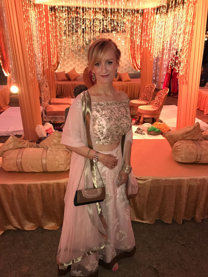 Natalia Tyczyńska w tradycyjnym stroju (lehenga) na weselu hinduskim