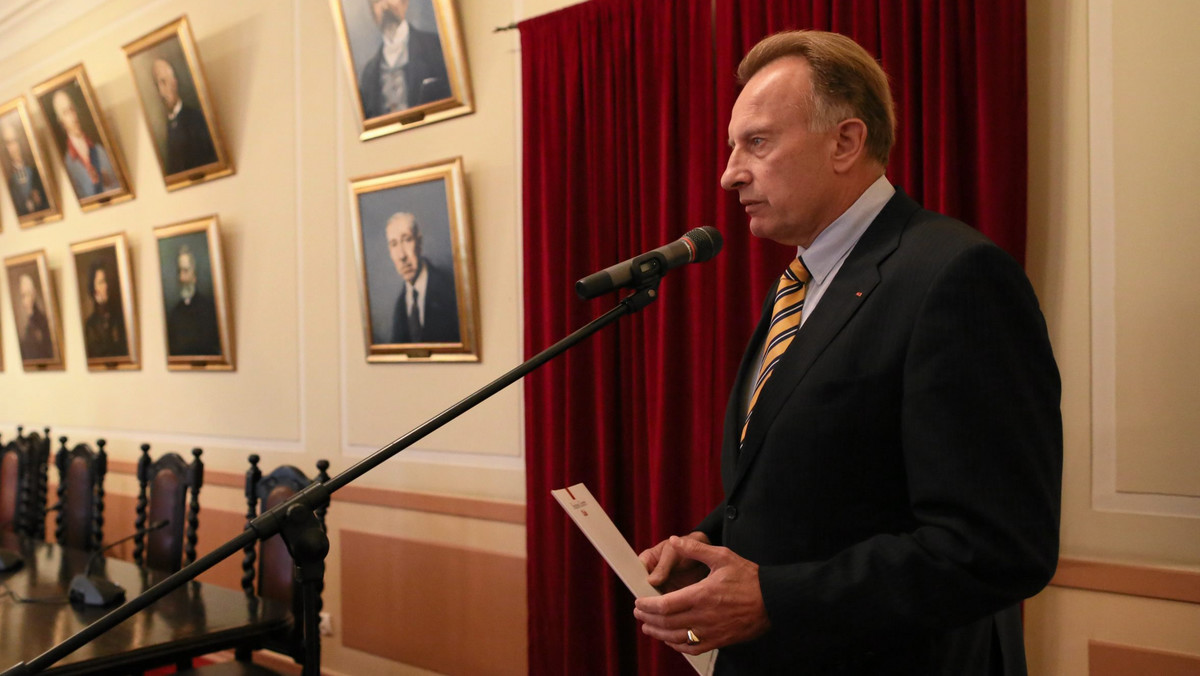 Marek Goliszewski (prezes Business Centre Club) będzie doktorem czy nie? To okaże się już jutro. Zbierze się wtedy Rada Wydziału Zarządzania Uniwersytetu Warszawskiego. — Jeśli będzie kworum, to sprawa powinna się rozstrzygnąć na tym posiedzeniu — mówi Anna Korzekwa, rzeczniczka uczelni. Praca doktorska Goliszewskiego spotkała się z wieloma głosami krytyki. — U mnie taka praca jako licencjacka by nie przeszła — mówi Onetowi prof. Jerzy Kisielnicki.