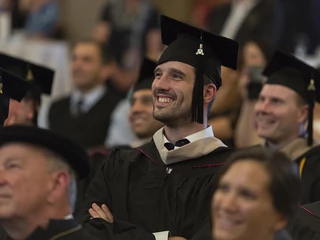 Studia MBA kojarzą Ci się z nauką rachunkowości, finansów, zarządzania „zasobami ludzkimi” i łańcuchem dostaw? To tylko część edukacji menadżera. Równie ważne są umiejętności miękkie – współpraca z ludźmi, zarządzanie zespołem i projektami, negocjacje, ef