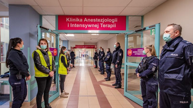 Policjanci zastrzeleni we Wrocławiu dawcami organów. Tak "odprowadzili" ich koledzy. Wzruszające zdjęcie ze szpitala