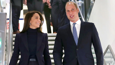 Książę William i księżna Kate rozpoczęli wizytę w USA. Tak zachowywali się w samolocie