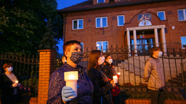 Protest pod siedzibą kurii diecezjalnej w Kaliszu po emisji filmu dokumentalnego braci Sekielskich