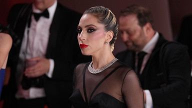 Oscary 2023. Lady Gaga w odważnej kreacji. O mały włos nie doszło do wpadki! 