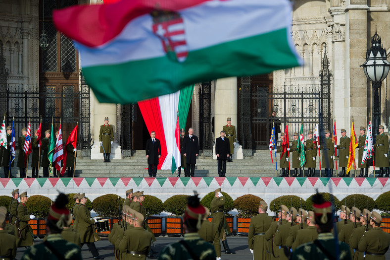 Premier Viktor Orban (z lewej) wraz z innymi węgierskimi oficjelami podczas podniesienia flagi przed budynkiem parlamentu w Budapeszcie.