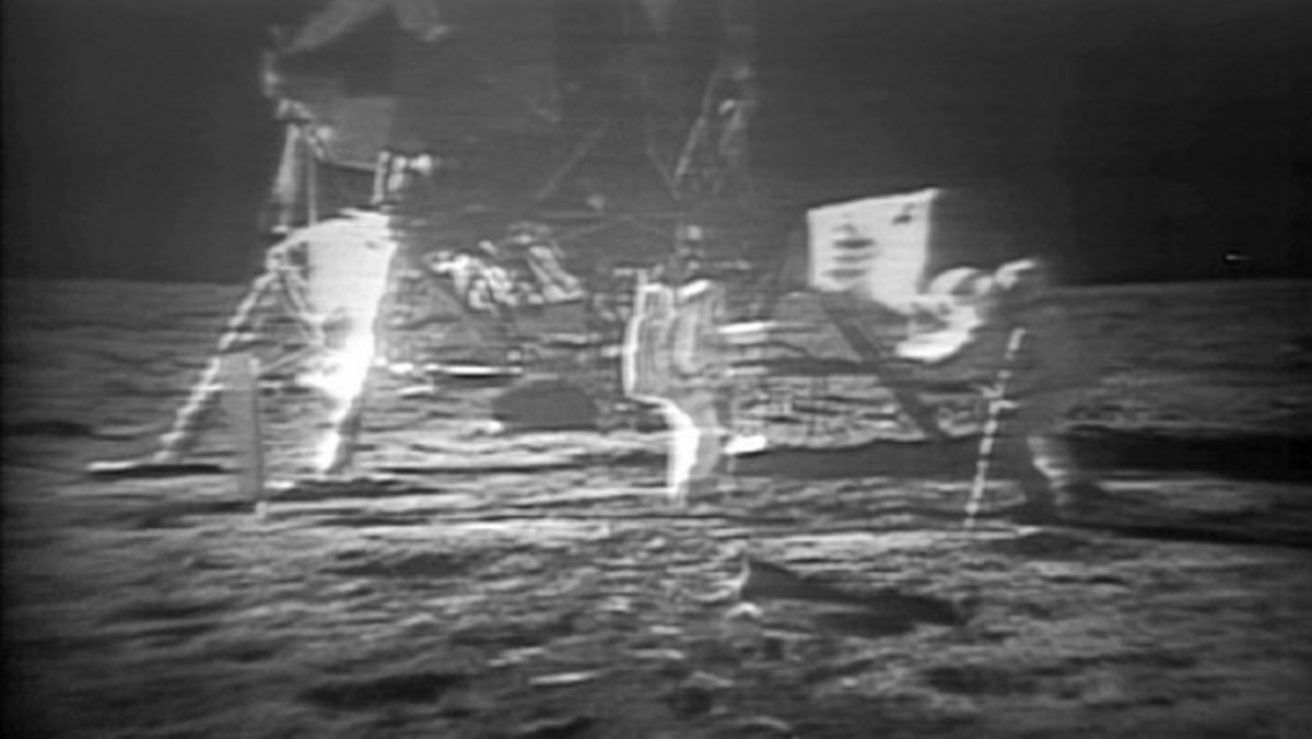 "Księżycowy kamień" podarowany premierowi Holandii okazał się być nieautentyczny - podał dziennik "Daily Telegraph". "Znalezisko" podarowali politykowi astronauci z Apollo 11, z czasem stało się ono jedną z największych atrakcji holenderskiego muzeum.