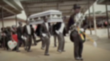 Taniec z trumnami. Niezwykły obrządek pogrzebowy w Ghanie stał się przebojem internetu