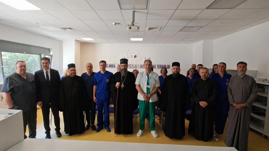 Direktor UKC Niš, gradonačelnik Niša i mmitropolit obišli volontere