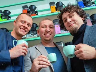 Od lewej: Łukasz Wichłacz, Marcin Gardzielik i Jacek Gardzielik. Twórcy CoffeeDesku nie rozstają się z kawą, prywatnie i służbowo